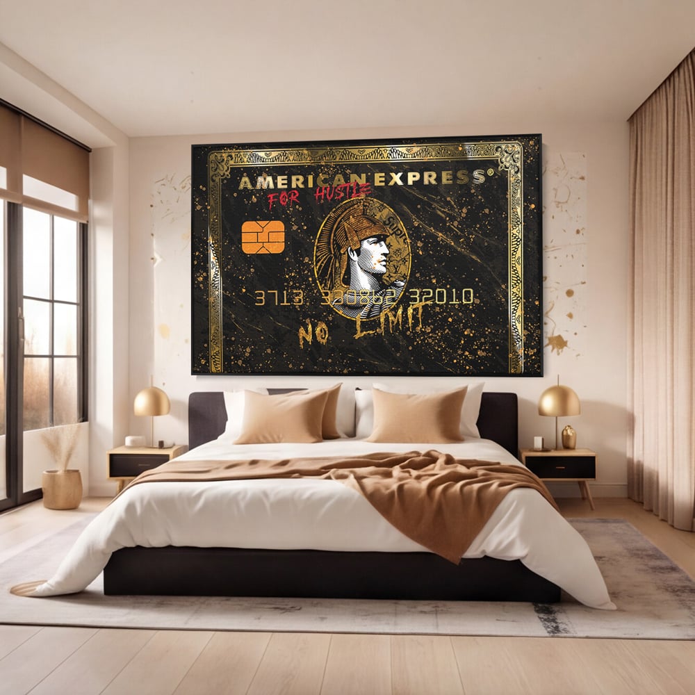Tablou canvas cu tablou canvas cu card bancar, in rama de aluminiu negru, pe perete intr-un dormitor